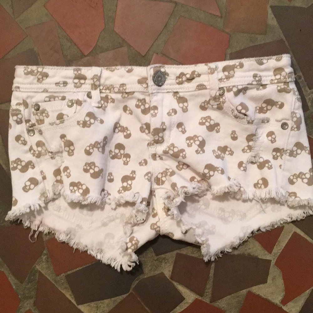 Size 7 pair of skull shorts